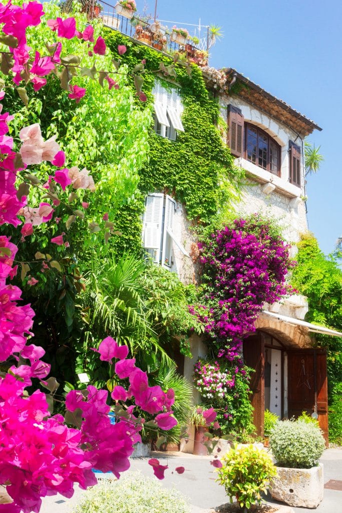 Pourquoi les estimations immobilières diffèrent ? beautiful old town of provence