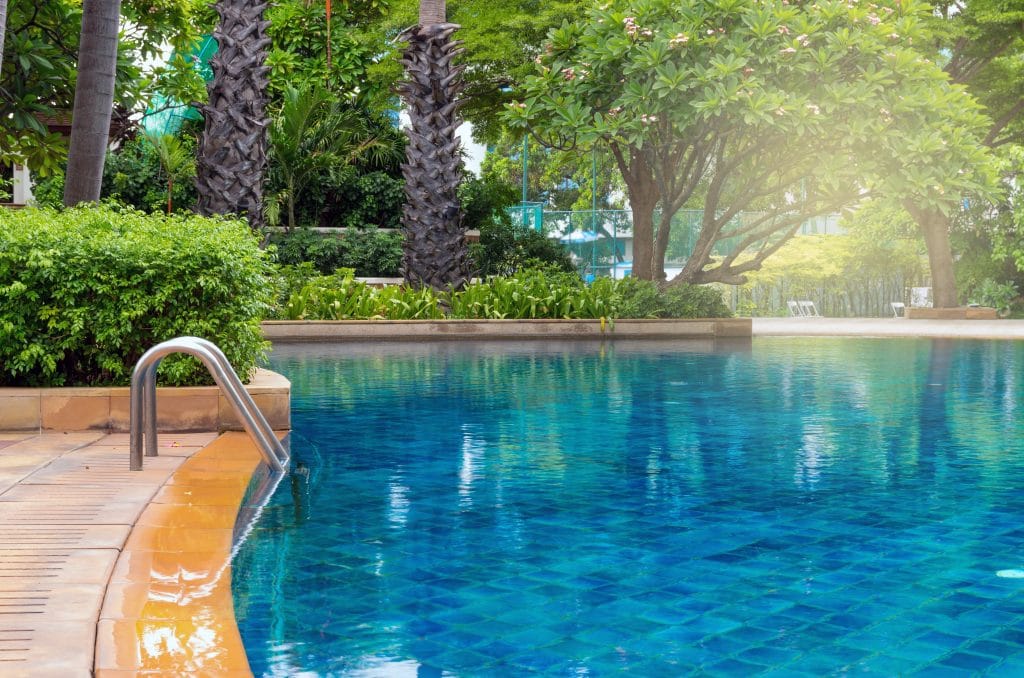 Pourquoi votre maison ne se vend pas ? luxury swimming pool with the garden