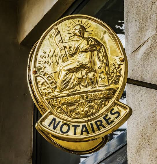 Frais de notaire : combien coûtent-ils dans le Gard ? enseigne notaire immobilier gard