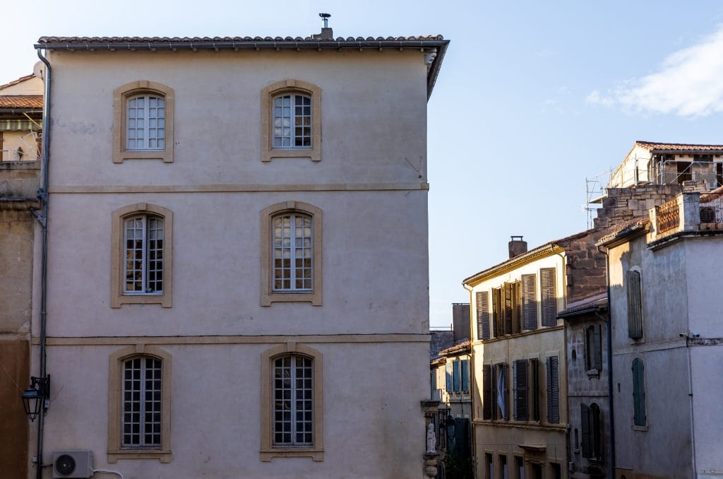 Acheter une maison ou un appartement dans le Gard : que choisir ? Immeuble Immobilier Gard 1024x678