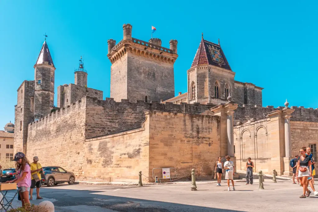 Retraite dans le Gard : les meilleures villes et villages où poser ses valises Centre historique d'Uzès dans le Gard