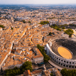 Vue de Nîmes et de ses quartiers résidentiels dans le Gard