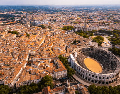 Vue de Nîmes et de ses quartiers résidentiels dans le Gard