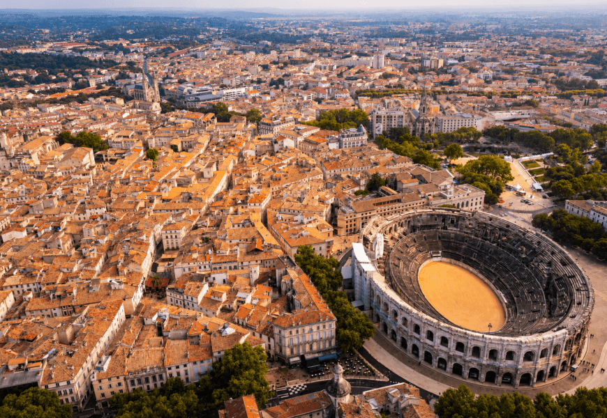 Vue de Nîmes et de ses quartiers résidentiels dans le Gard