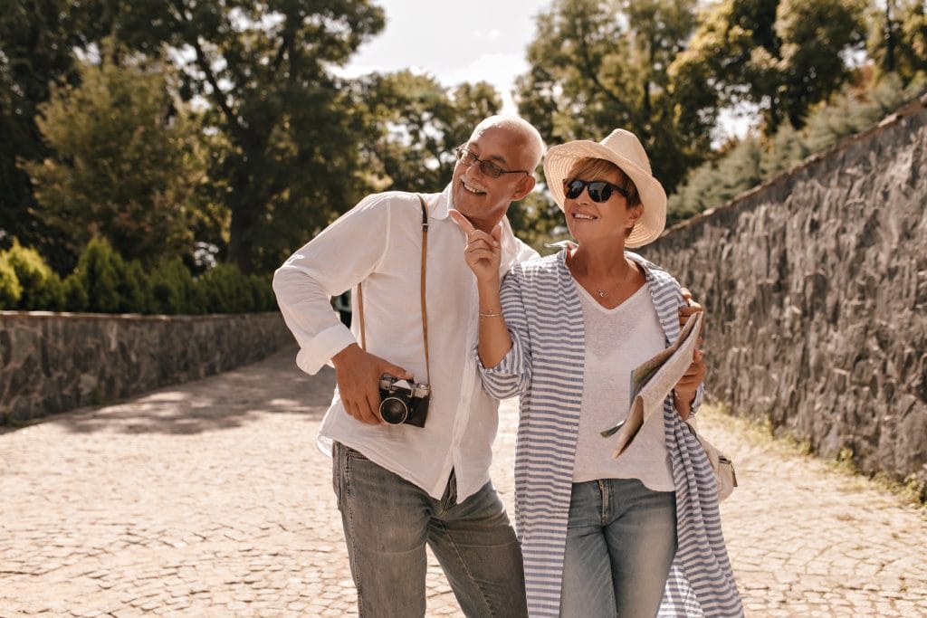 Une semaine pour choisir où vivre dans le Gard : notre itinéraire de repérage avant de déménager Couple de retraités se promenant dans une ville du Gard