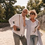 Couple de retraités se promenant dans une ville du Gard