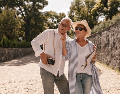 Couple de retraités se promenant dans une ville du Gard