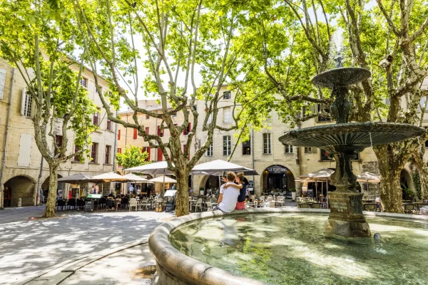 Télétravailler dans le Gard : 8 villes et villages pour travailler au soleil sans s’isoler Centre historique d’Uzès dans le Gard
