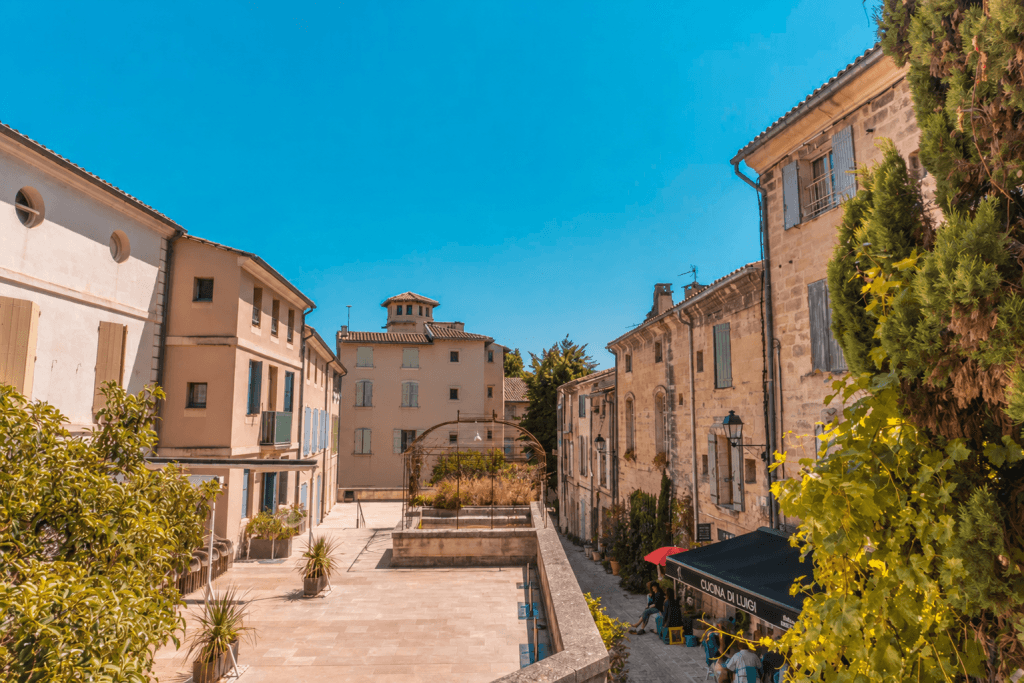 Vivre dans le Gard : 10 bonnes raisons de s’y installer en 2026 Centre historique d’Uzès dans le Gard