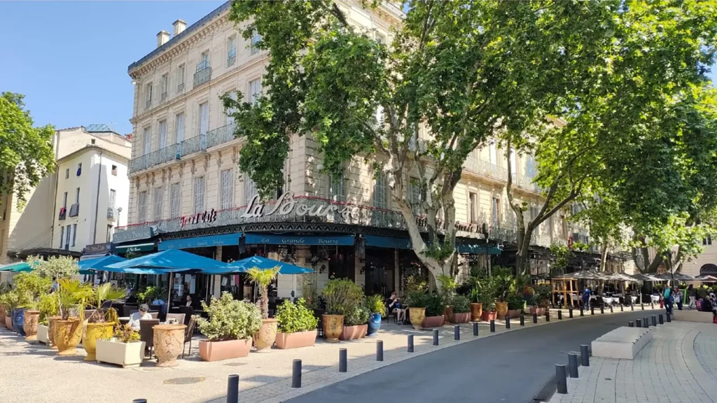 Films et publicités tournés dans le Gard : quand le département devient un décor Grande Bourse et arènes de Nîmes, décor de tournages publicitaires