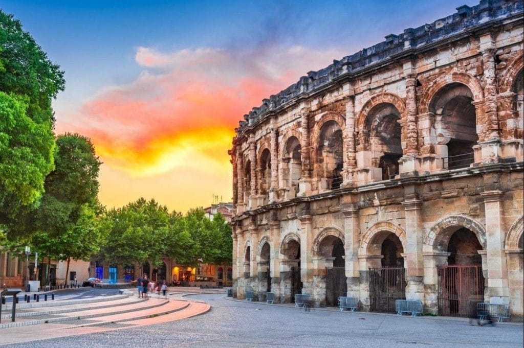 Location longue durée, meublée ou saisonnière : quelle stratégie choisir dans le Gard ? Vue urbaine de Nîmes et de ses quartiers résidentiels