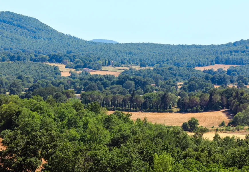 Paysage du Gard entre garrigue, villages et reliefs