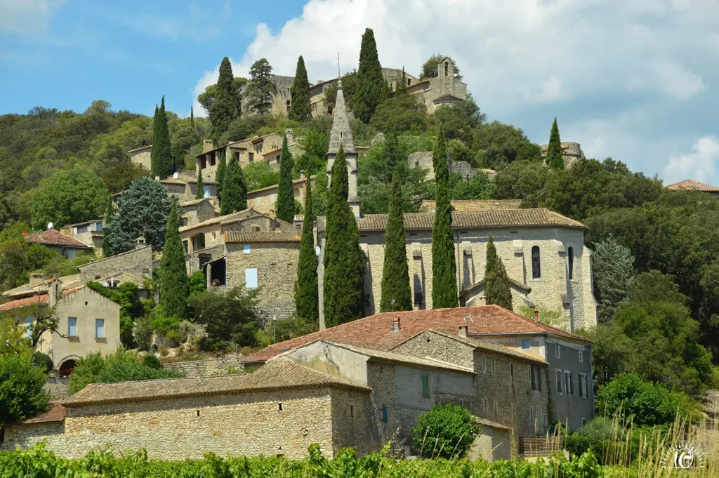 Village et paysage de garrigue dans le Gard