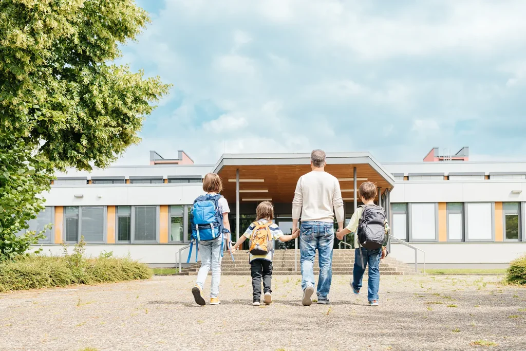 Famille avec enfants dans une commune du Gard