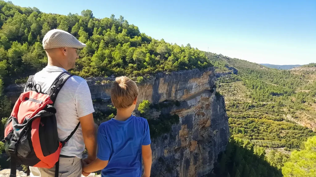 Randonnée familiale dans les paysages naturels du Gard