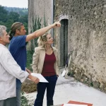 Couple visitant une maison à rénover dans le Gard avant un achat immobilier