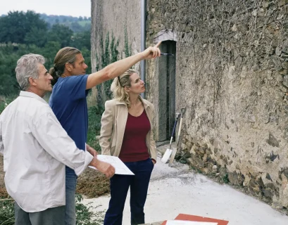Couple visitant une maison à rénover dans le Gard avant un achat immobilier