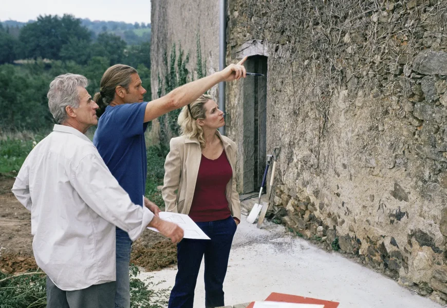 Couple visitant une maison à rénover dans le Gard avant un achat immobilier
