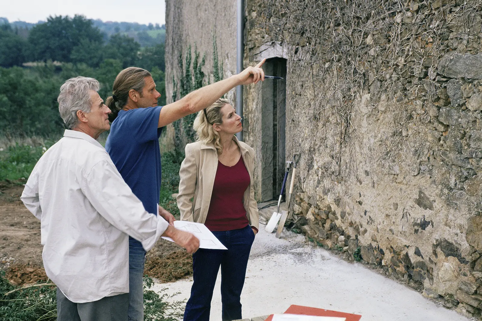 Maison ancienne dans le Gard : 8 points à vérifier avant d’acheter Couple visitant une maison à rénover dans le Gard avant un achat immobilier