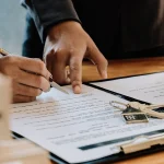 Propriétaire vérifiant l’augmentation du loyer d’un logement dans le Gard