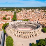 Vue de Nîmes et de quartiers résidentiels dans le Gard