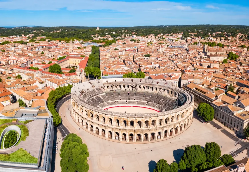 Vue de Nîmes et de quartiers résidentiels dans le Gard