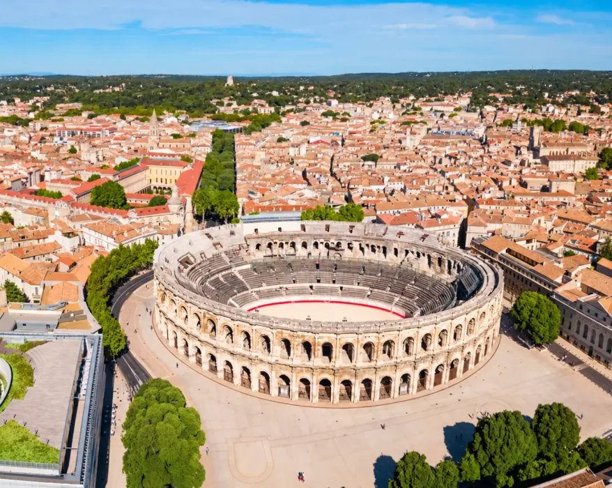 Vue de Nîmes et de quartiers résidentiels dans le Gard