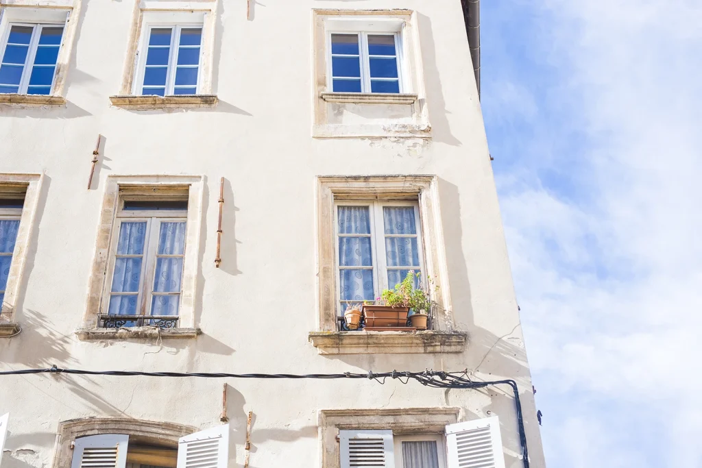 Propriétaire bailleur : peut-on augmenter librement un loyer dans le Gard en 2026 ? Immeuble ancien dans le Gard concerné par les règles de performance énergétique des logements
