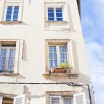 Immeuble ancien dans le Gard concerné par les règles de performance énergétique des logements