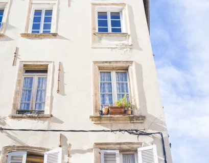 Immeuble ancien dans le Gard concerné par les règles de performance énergétique des logements