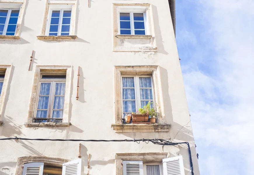 Immeuble ancien dans le Gard concerné par les règles de performance énergétique des logements