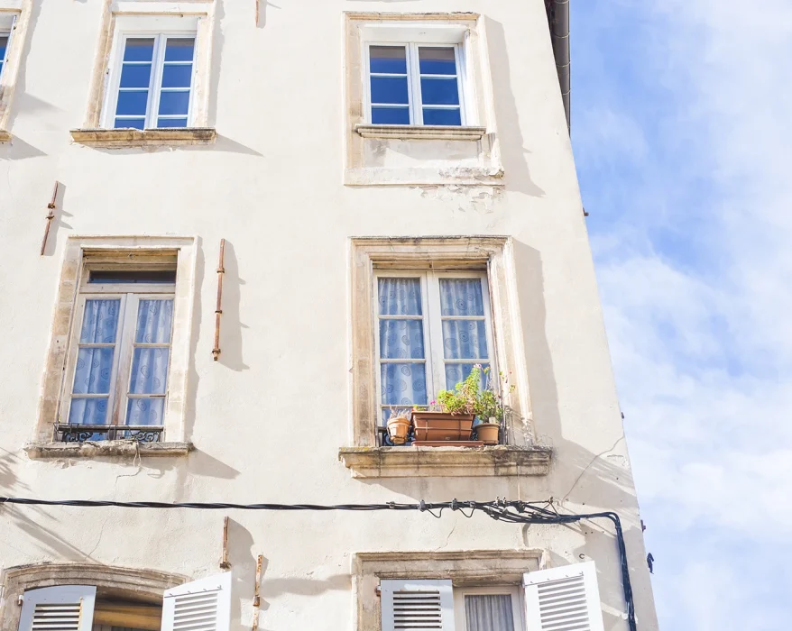 Immeuble ancien dans le Gard concerné par les règles de performance énergétique des logements